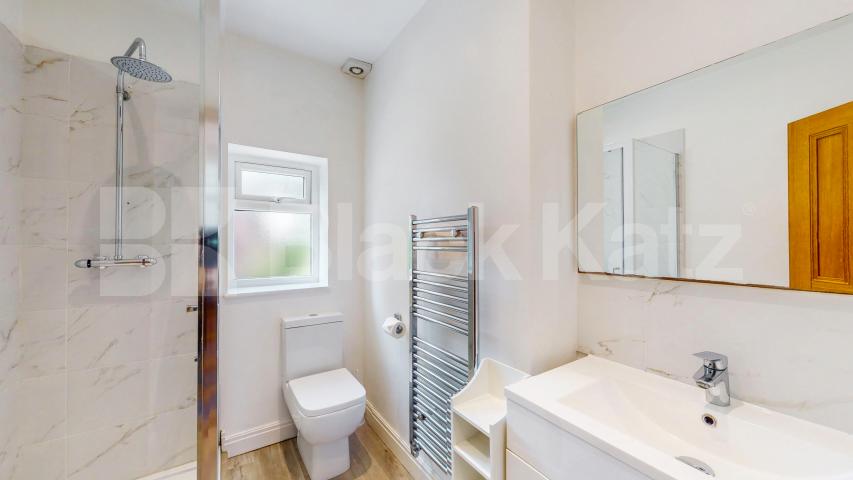 Elegant & Expansive Six Bed 4 Bath Residence with Private Garden in Holloway Mayton Street, Holloway